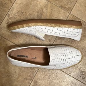 Like New Clarks Women's White Leather Danelly Molly Loafer Flat Size 9-1/2